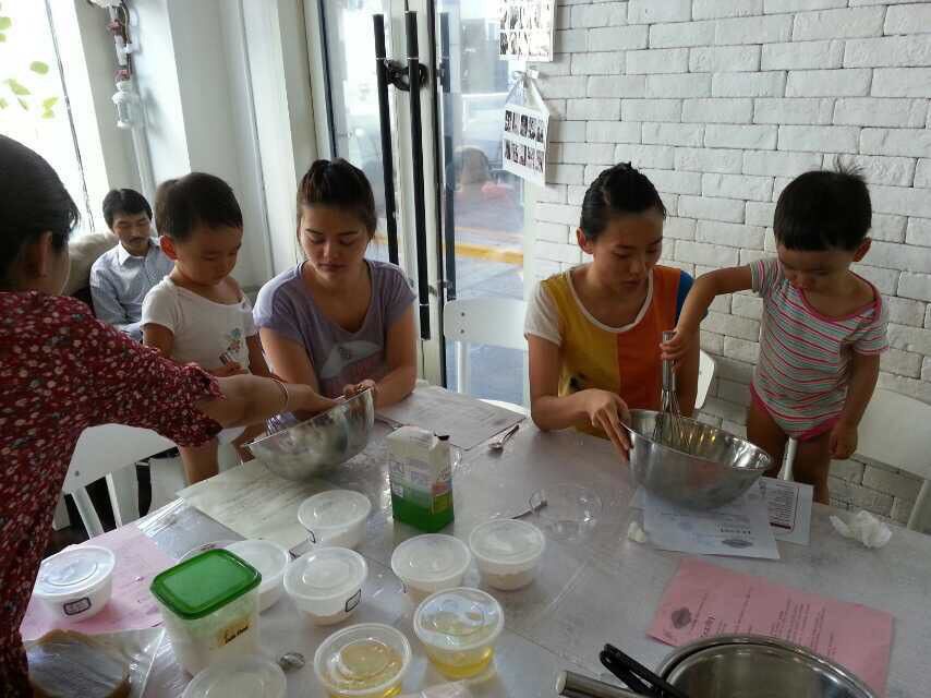 Молодой сянганец производит французские сладости в континентальном Китае