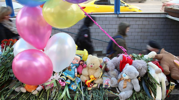 К «Октябрьскому полю» принесли цветы и игрушки в память об убитой девочке