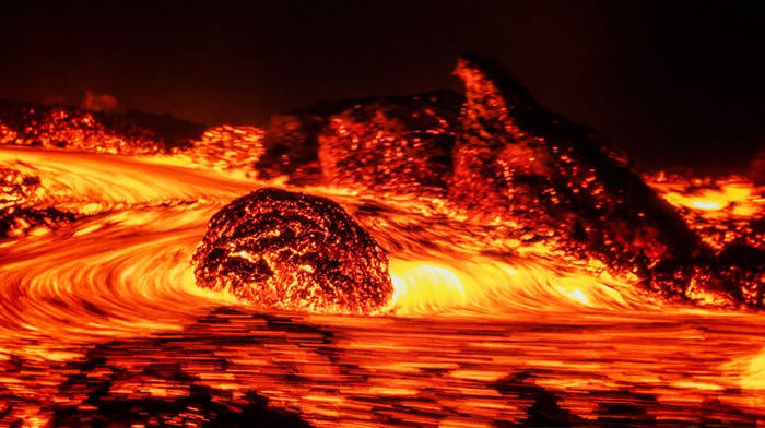 Фотограф заснял извержение вулкана крупным планом