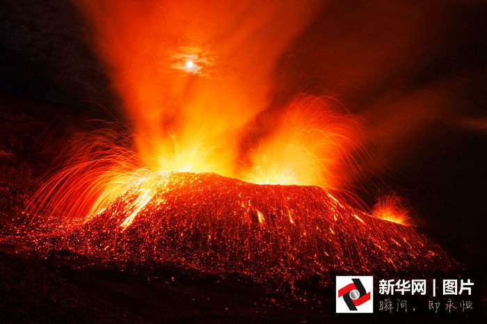 Фотограф заснял извержение вулкана крупным планом