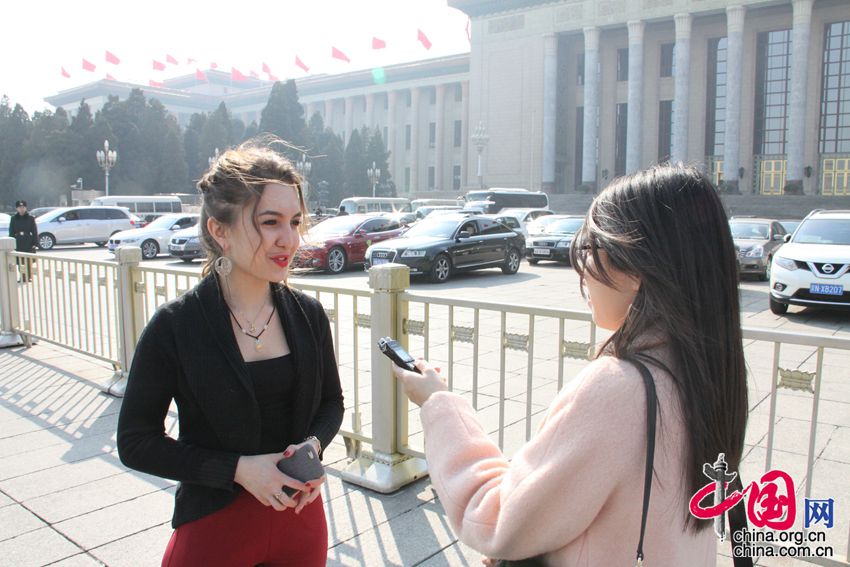 Студентка из Узбекистана следит за «двумя сессиями»