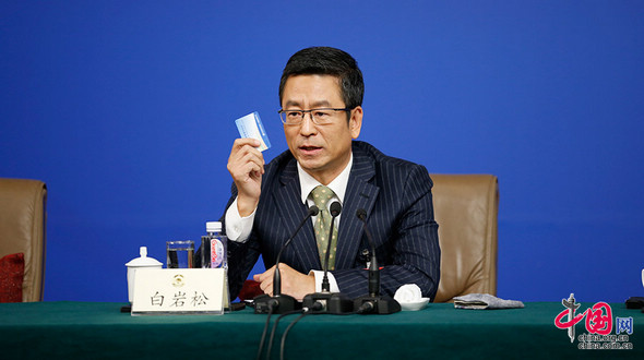 Член ВК НПКСК Бай Яньсун всегда носит с собой носовый платок и проездной 