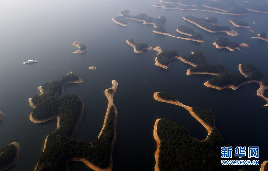 Цяньдаоху является искусственным озером, которое было вырыто в связи с постройкой ГЭС. 