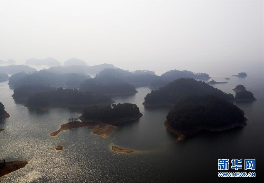 Озеро Цяньдаоху, название которого в переводе с китайского означает «озеро тысячи островов», находится на территории уезда Чуньань г. Ханчжоу, пров. Чжэцзян. 