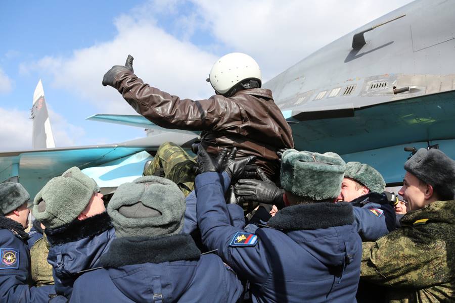 15 марта с базы Хмеймим в Воронеж вернулись первые бомбардировщики Су-34. Перед посадкой самолеты пролетели над аэродромом парадным строем на малой высоте. Прибывших пилотов горячо приветствовали соотечественники.