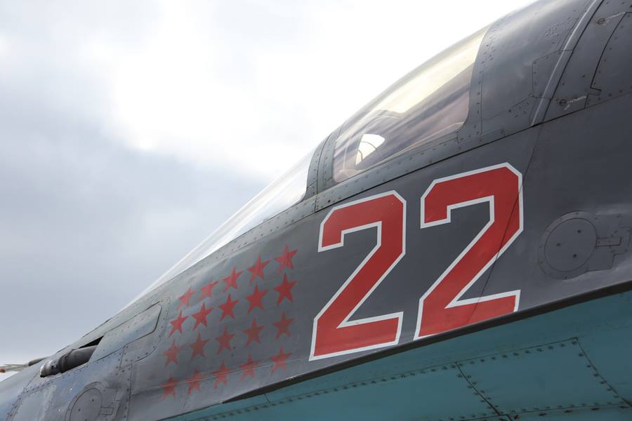 15 марта с базы Хмеймим в Воронеж вернулись первые бомбардировщики Су-34. Перед посадкой самолеты пролетели над аэродромом парадным строем на малой высоте. Прибывших пилотов горячо приветствовали соотечественники.