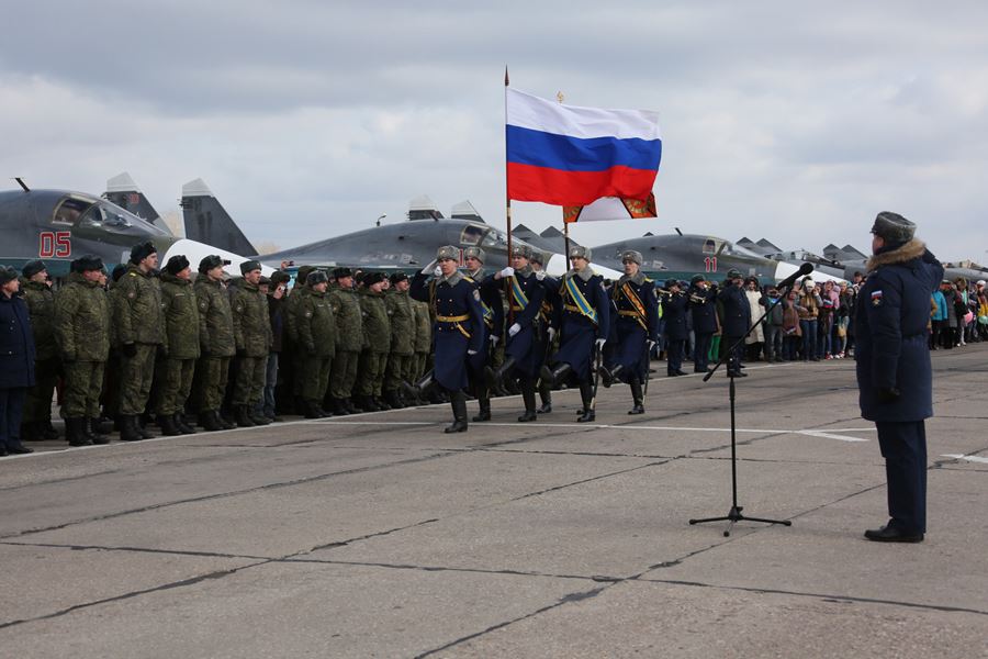 15 марта с базы Хмеймим в Воронеж вернулись первые бомбардировщики Су-34. Перед посадкой самолеты пролетели над аэродромом парадным строем на малой высоте. Прибывших пилотов горячо приветствовали соотечественники.