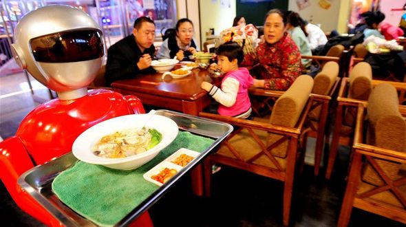 В ресторане города Шэньяна появился официант-робот