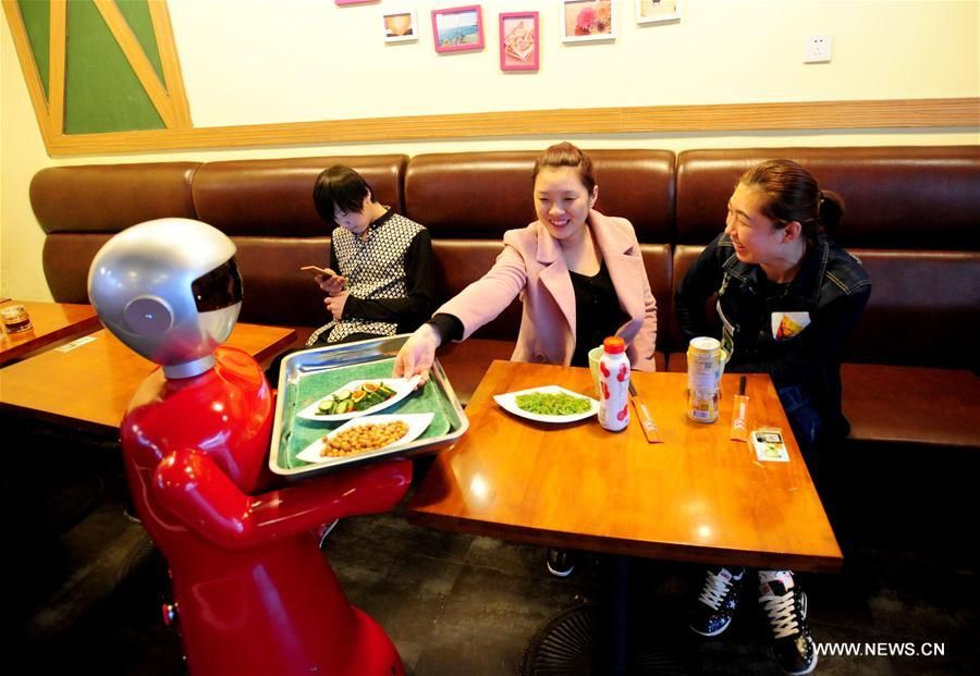 В ресторане города Шэньяна появился официант-робот