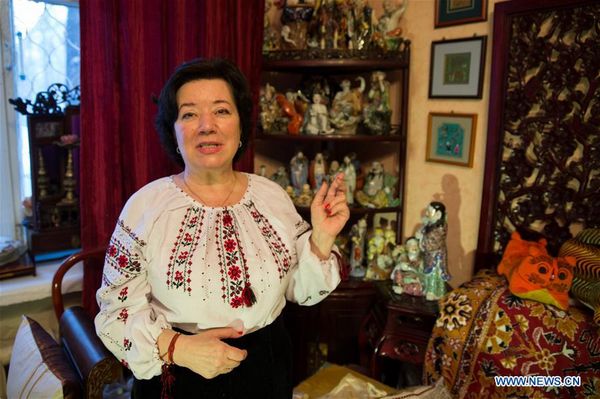 Людмила Исаева около 20 лет преподавала китайский язык в одном из московских вузов, а в 1994 году вместе с мужем уехала жить и работать в Китай, где пробыла до 2010 года. 
