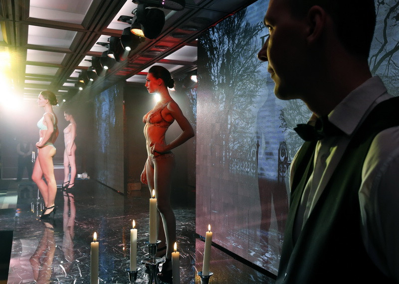 В Москве состоялся показ нижнего белья в стиле «Красавица и монстр»