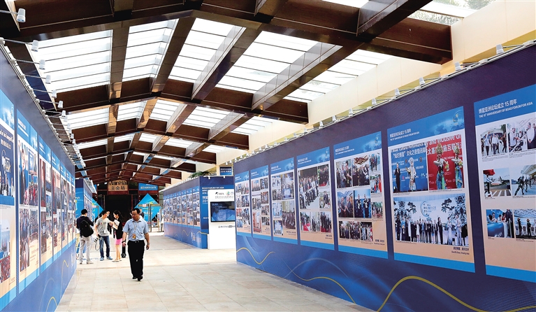 Открылась фотовыставка в честь 15-летия Боаоского азиатского форума