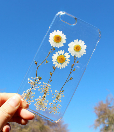 Чтобы исправить эту ситуацию, американская компания HouseOfBlings выпустила необычные чехлы для смартфонов с «ароматом весны», которые украсят ваш телефон прекрасными гербариями из первоцветов.