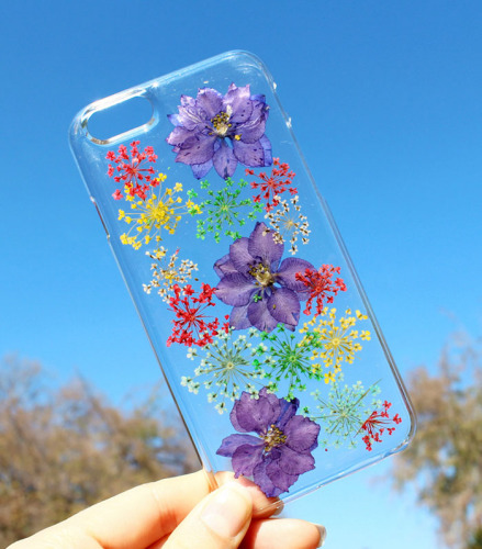 Чтобы исправить эту ситуацию, американская компания HouseOfBlings выпустила необычные чехлы для смартфонов с «ароматом весны», которые украсят ваш телефон прекрасными гербариями из первоцветов.
