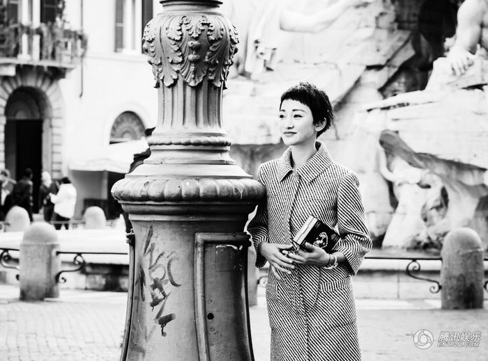 Известная кинозвезда Чжоу Сюнь в новых фото в Риме