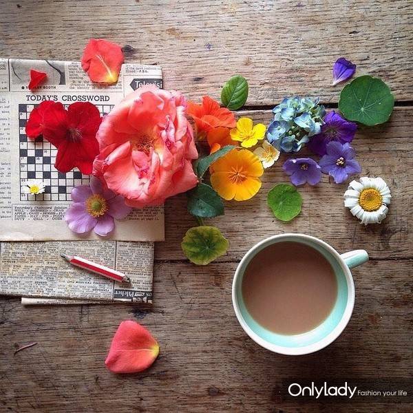 Яркие цветочные композиции на обеденном столе