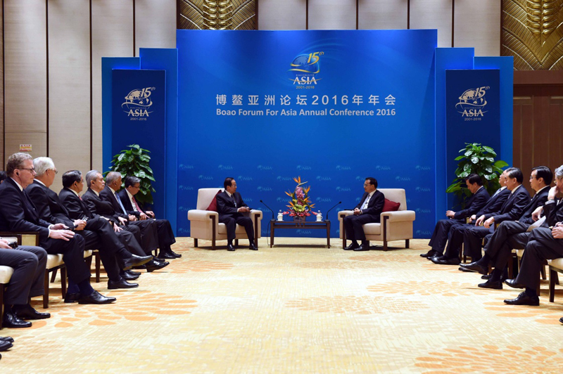 Ли Кэцян встретился с членами Совета Боаоского Азиатского Форума