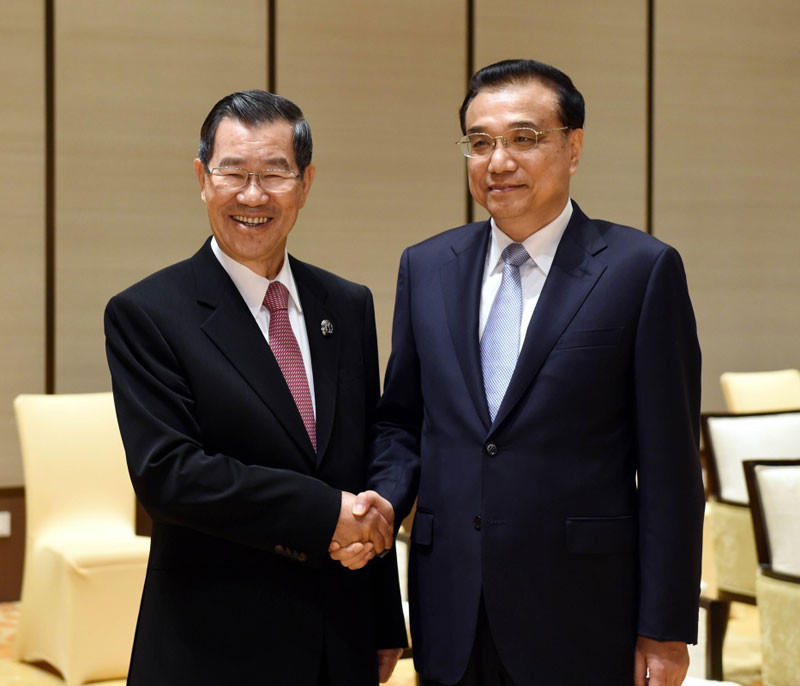 Ли Кэцян встретился с почетным председателем правления Тайваньского фонда общего рынка двух берегов Тайваньского пролива Сяо Ваньчаном