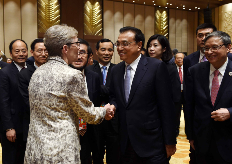 Ли Кэцян провел диалог с видными деятелями Китая и других стран в рамках Боаоского Азиатского форума-2016