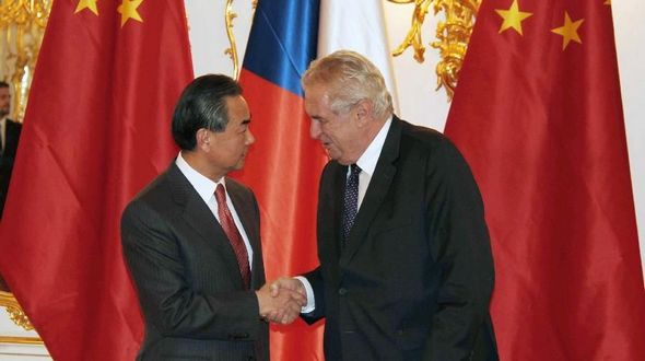 Президент и премьер-министр Чехии встретились с главой МИД КНР