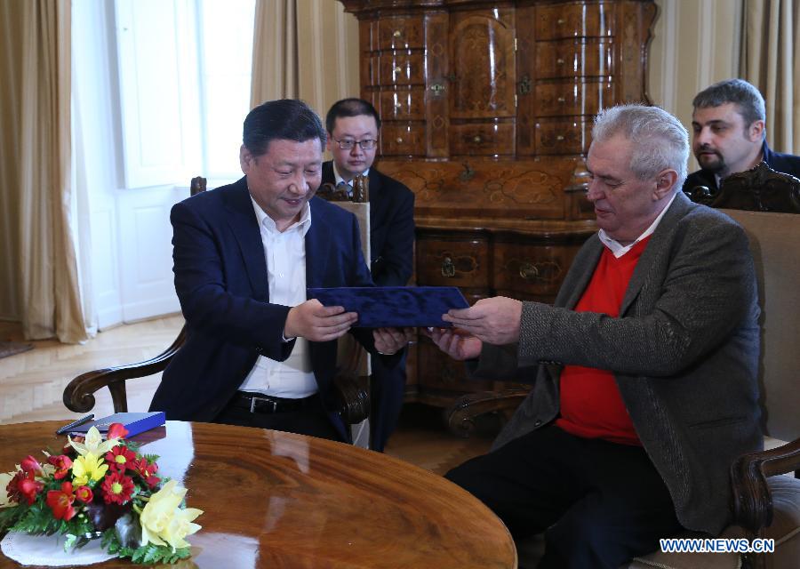 На встрече Си Цзиньпин отметил, что это его первая поездка в страны Центральной и Восточной Европы после вступления на пост председателя КНР, а также первый визит главы китайского государства в Чехию после установления двусторонних дипломатических отношений. 