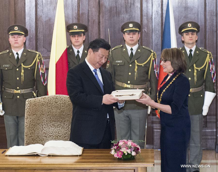 Председатель КНР Си Цзиньпин сегодня во второй половине дня по местному времени встретился с мэром Праги Адрианой Крначовой, которая от лица Праги подарила ему ключ от города.