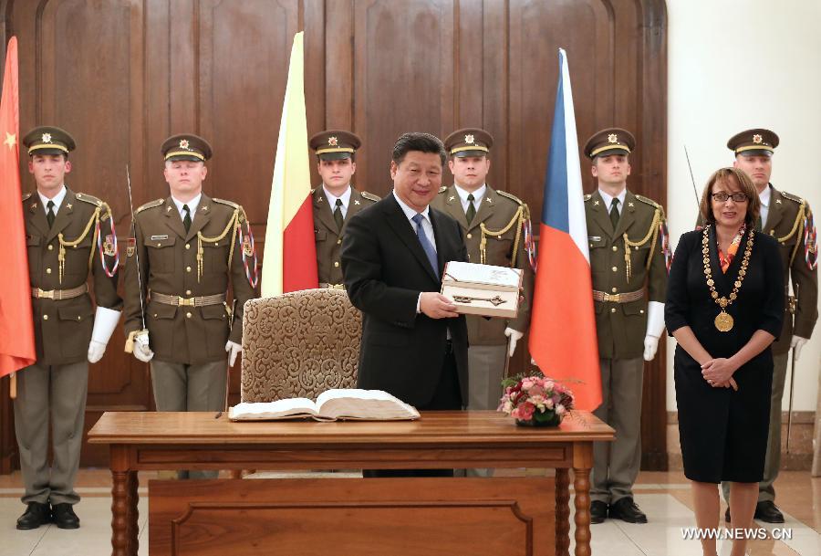 Председатель КНР Си Цзиньпин сегодня во второй половине дня по местному времени встретился с мэром Праги Адрианой Крначовой, которая от лица Праги подарила ему ключ от города.