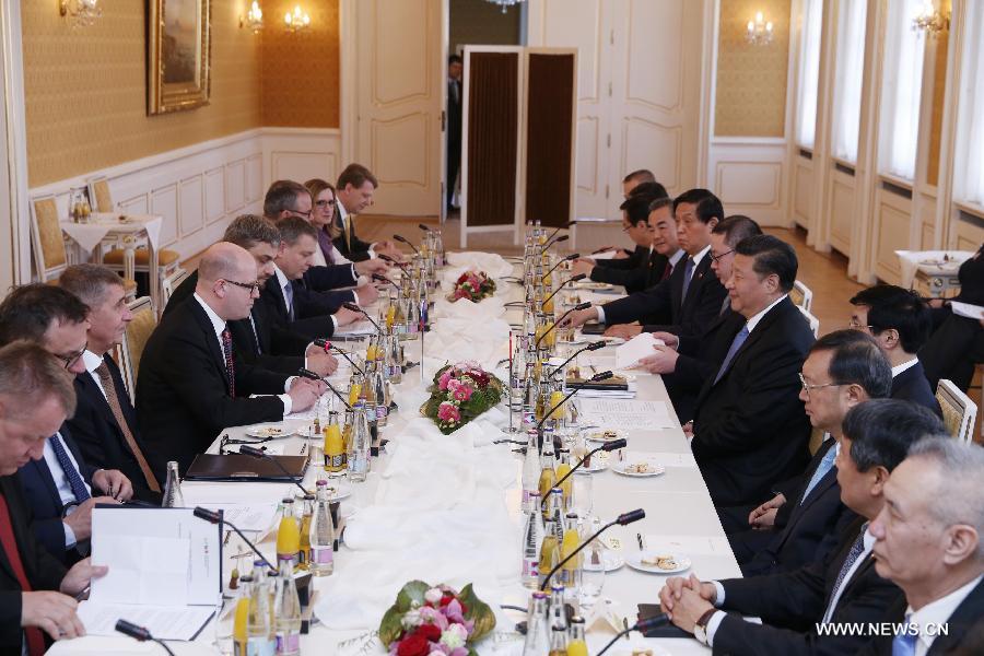 Си Цзиньпин отметил, что в ходе визита стороны договорились о повышении уровня отношений Китая и Чехии до стратегического партнерства, начата новая эпоха в китайско-чешских отношениях.
