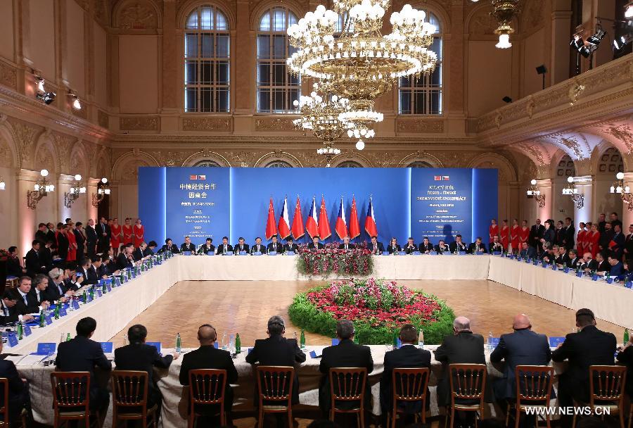 В среду председатель КНР Си Цзиньпин и президент Чехии Милош Земан приняли участие в 'круглом столе' на тему 'Китайско-чешское торгово-экономическое сотрудничество'.