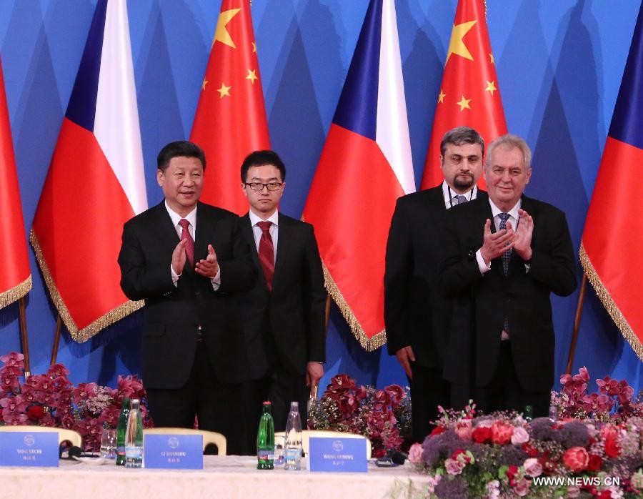 Си Цзиньпин выразил уверенность, что при совместных усилиях правительств и предприятий две страны непременно откроют новую эпоху сотрудничества и создадут прекрасное будущее.