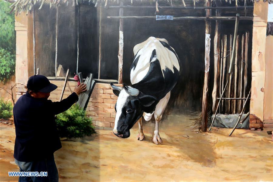 Такие рисунки появились недавно на стенах домов в одной из деревень провинции Шаньдун на востоке Китая.