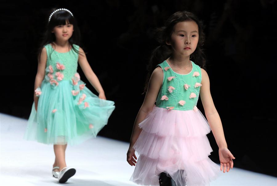 Коллекция от китайского дизайнера Се Цзяци показана на Китайской международной неделе моды в Пекине.