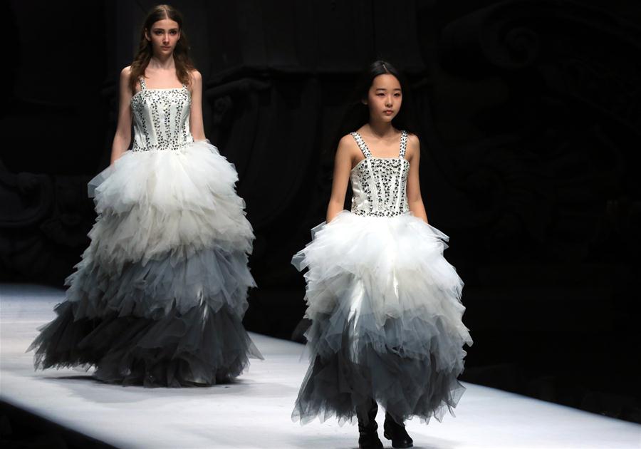 Коллекция от китайского дизайнера Се Цзяци показана на Китайской международной неделе моды в Пекине.
