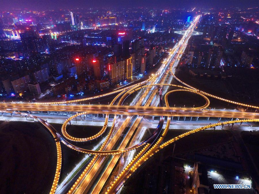 Власти города Чжэнчжоу в провинции Хэнань в центральной части Китая за последние 5 лет реализовали 299 проектов по снижению загруженности дорог. Общий объем инвестиций превысил $10 миллиардов.