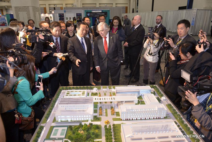 В четверг Э. Монис в сопровождении директора Национального агентства КНР по атомной энергии Сюй Дачжэ посетил стенд КНР по обеспечению безопасности в центральной части выставки, проходившей в рамках саммита.