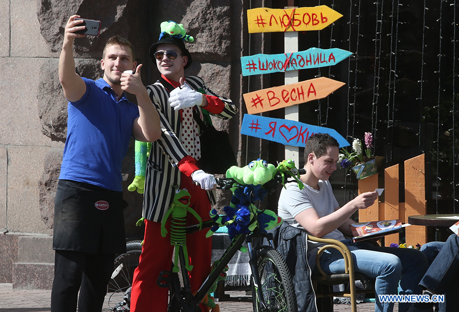 3 апреля в украинской столице состоялся костюмированный велопарад по центральным улицам города. Участники оделись в оригинальные костюмы и разукрасили велосипеды. 