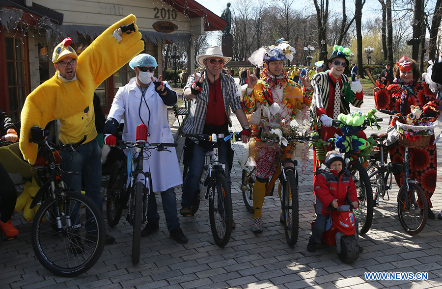 3 апреля в украинской столице состоялся костюмированный велопарад по центральным улицам города. Участники оделись в оригинальные костюмы и разукрасили велосипеды. 