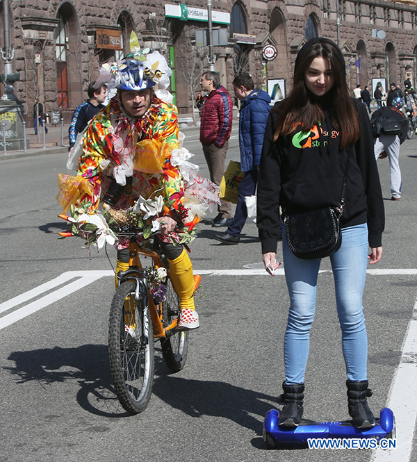 3 апреля в украинской столице состоялся костюмированный велопарад по центральным улицам города. Участники оделись в оригинальные костюмы и разукрасили велосипеды. 