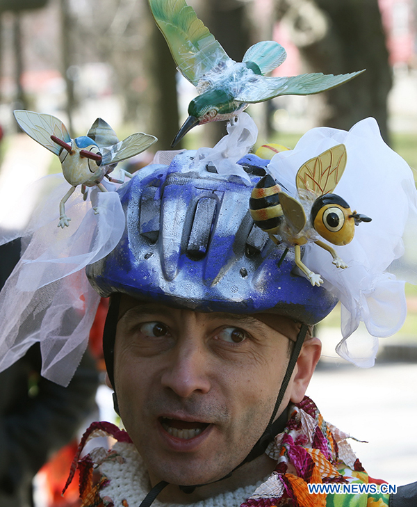 3 апреля в украинской столице состоялся костюмированный велопарад по центральным улицам города. Участники оделись в оригинальные костюмы и разукрасили велосипеды. 