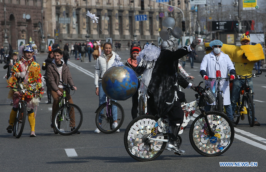 Это мероприятие планируется сделать ежегодным и приурочить к 1-му апреля -- Дню смеха, а за лучшие костюмы и оформление велосипедов вручать призы. 