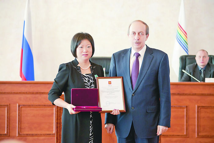 Проработавшая более 10 лет в России предпринимательница из Китая получила Орден Дружбы от Путина (1)
