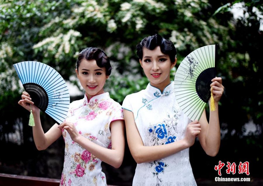 Стюардессы в китайской традиционной одежде Ципао
