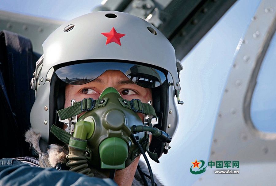 Полет истребителей китайских ВВС над заснеженными пиками Тяньшань