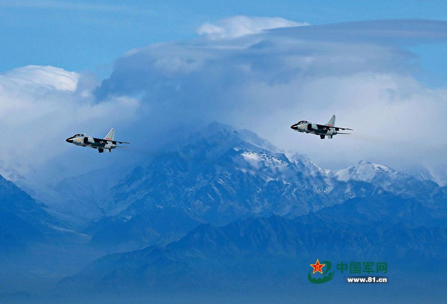 Полет истребителей китайских ВВС над заснеженными пиками Тяньшань