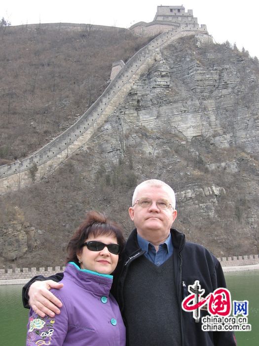 Юрий Иляхин с супругой во время поездки на Великую Китайскую стену.