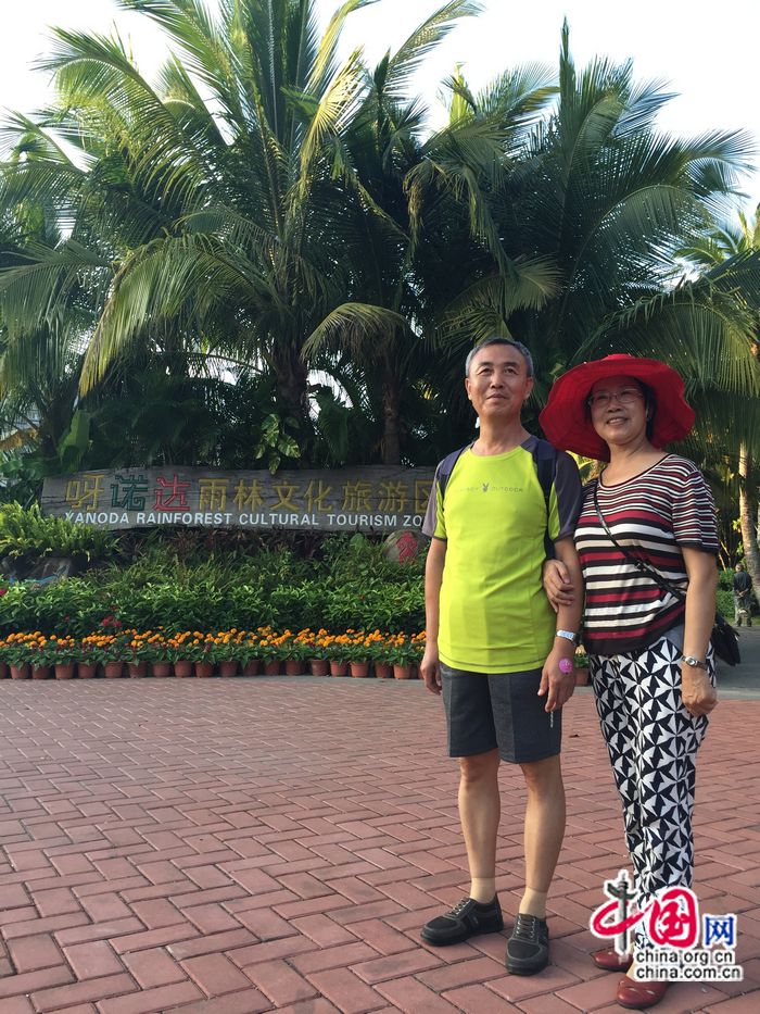 Фото тетушки Сюй с мужем во время путешествия по Хайнаню