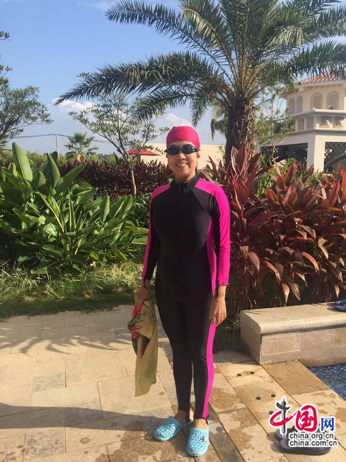 Тетушка Сюй плавает в бассейне жилого комплекса города Дунфан острова Хайнань, где она проживает.