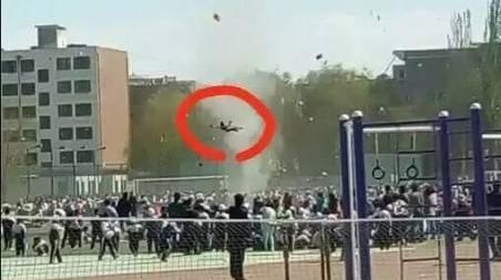 В Ганьсу смерч поднял школьника в воздух на несколько метров