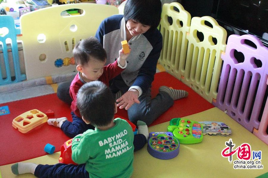 Хань Синьай играет вместе с внуками.