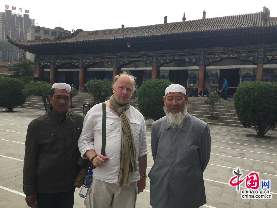 Лоран в Иньчуане разговаривал с двумя хуэйцами об исламской культуре и очень удивил их своим свободным китайским и знаниями о Китае.